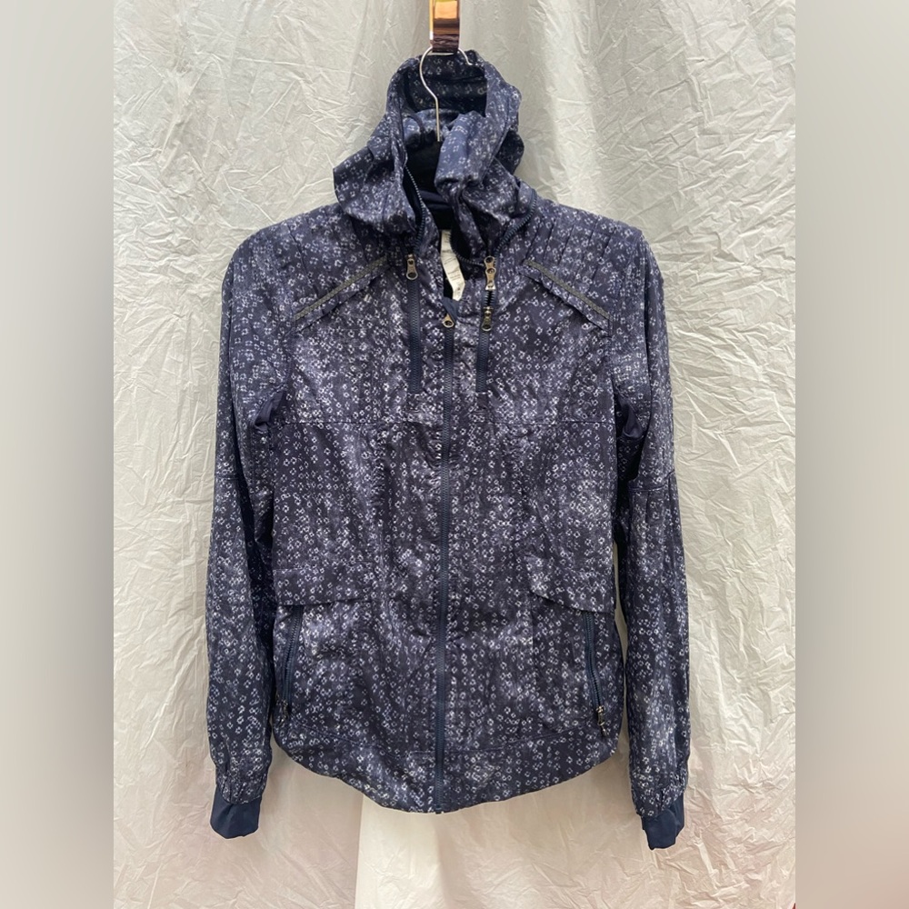 Lululemon size 6 zip up hooded jacket blue/white in excellent condition
